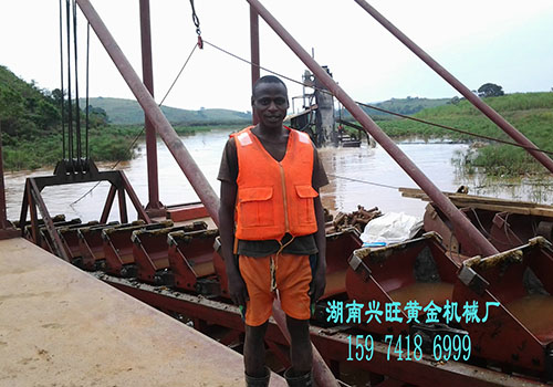 剛果金工人在采金船上