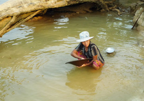 老撾、柬埔寨女子 淘洗砂金